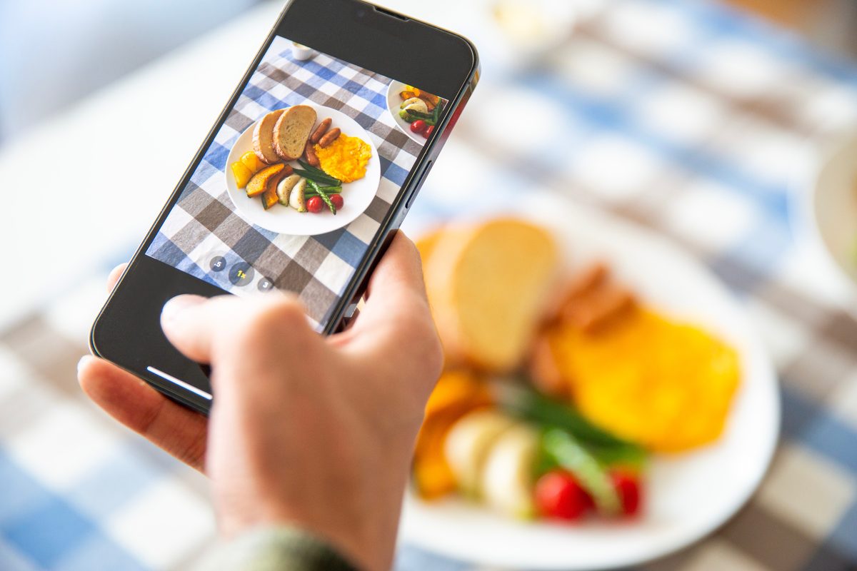 スマートフォンで料理を撮影